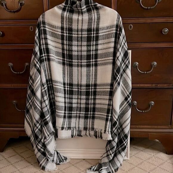 ModCloth giant black and white plaid woven blanket scarf w fringe detail NWOT - Picture 2 of 7